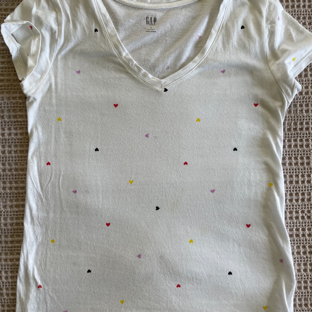 GAP Short Sleeve Tee in White w/ multicolored hearts